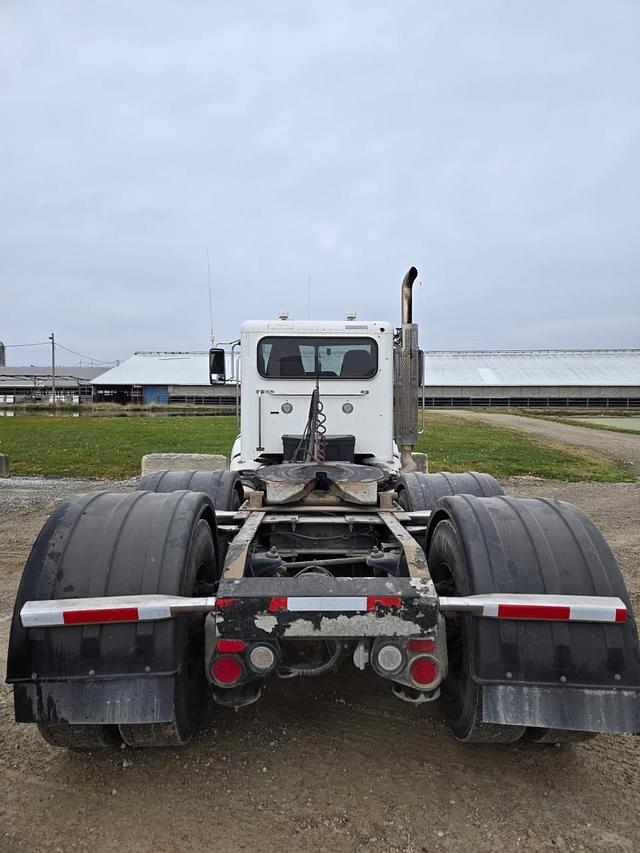 Image of Peterbilt 384 equipment image 2