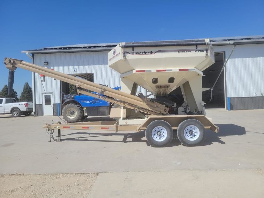 Image of Unverferth Seed Runner 2750 Image 0