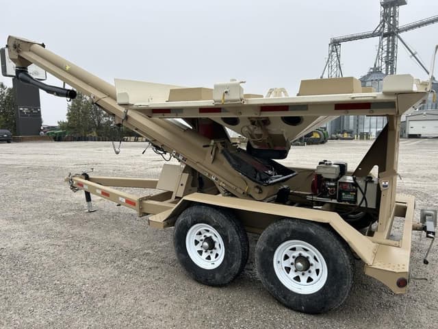 Image of Unverferth Seed Pro 410 equipment image 4