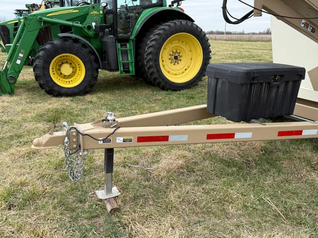 Image of Unverferth Seed Runner 3750 equipment image 4