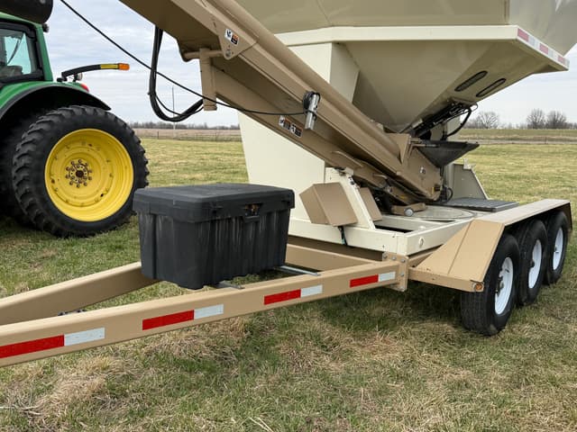 Image of Unverferth Seed Runner 3750 equipment image 3