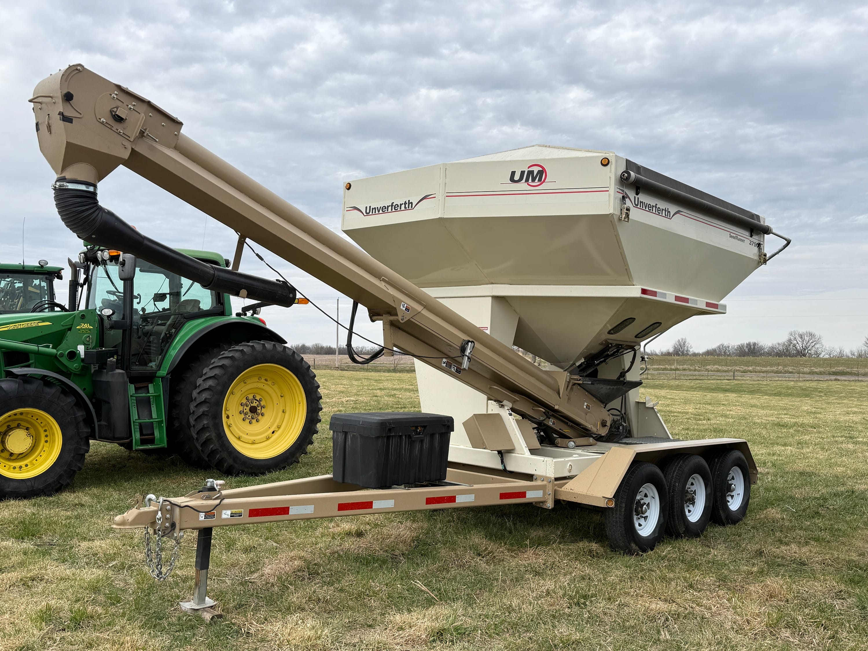 2012 Unverferth Seed Runner 3750 Equipment Image0