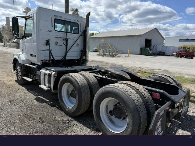Image of Volvo VNL64T300 equipment image 3