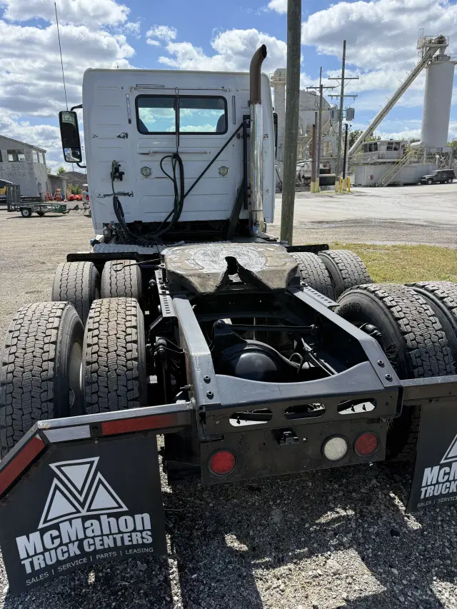 Image of Volvo VNL64T300 equipment image 4