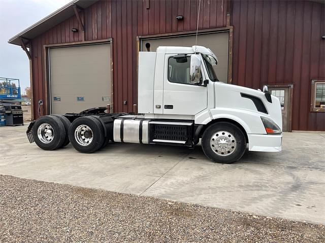 Image of Volvo VNL64T300 equipment image 3