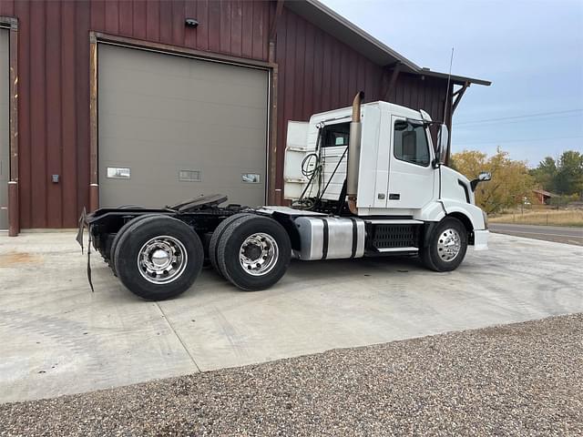 Image of Volvo VNL64T300 equipment image 4