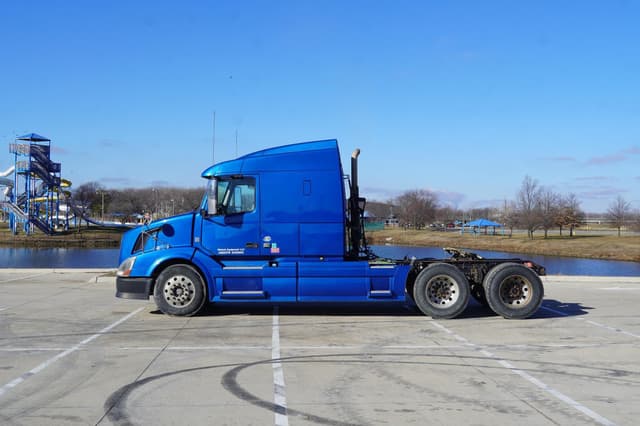 Image of Volvo VNL64T630 equipment image 2