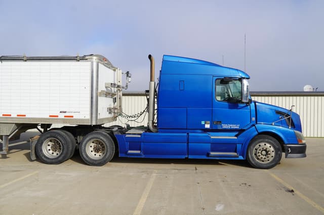 Image of Volvo VNL64T630 equipment image 1