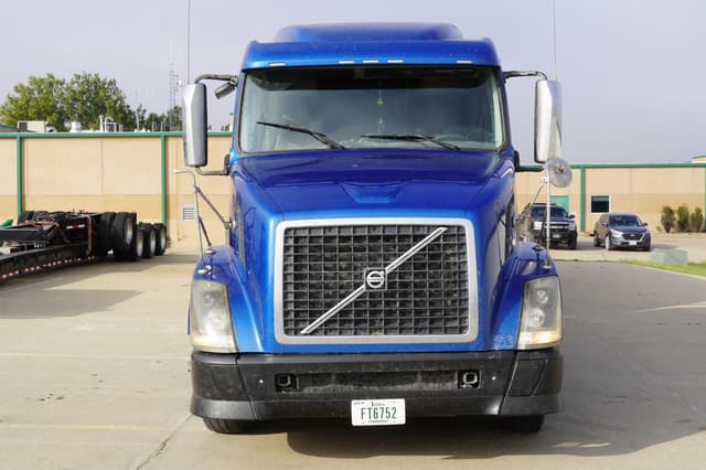 Image of Volvo VNL64T630 equipment image 4