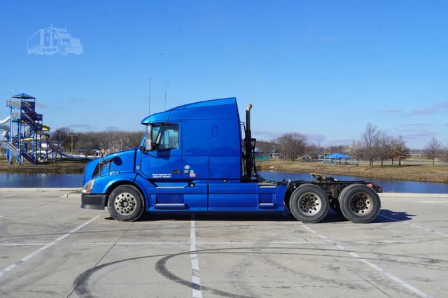 Image of Volvo VNL64T630 equipment image 2