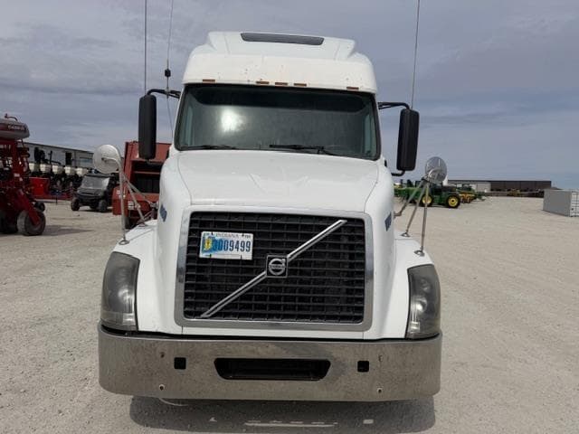 Image of Volvo VNL64T670 equipment image 3