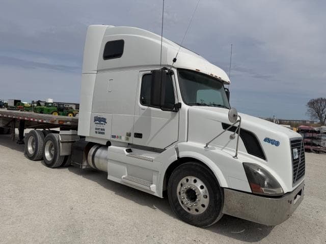 Image of Volvo VNL64T670 equipment image 4