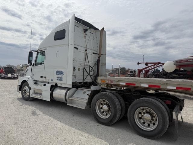 Image of Volvo VNL64T670 equipment image 2