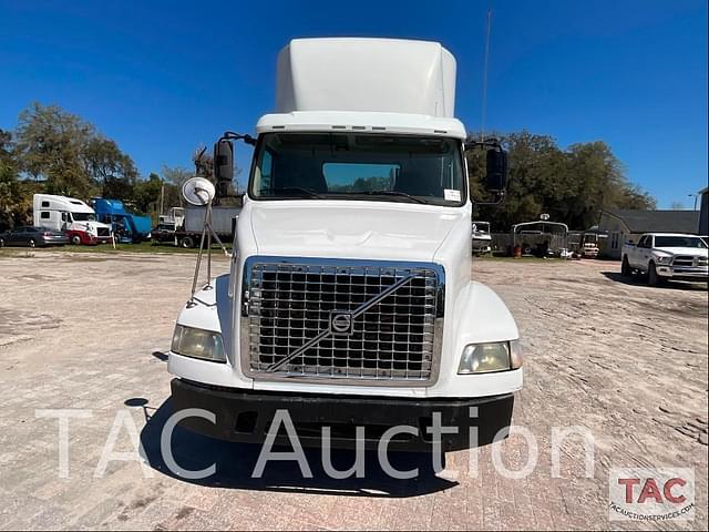 Image of Volvo VNM64T200 equipment image 2