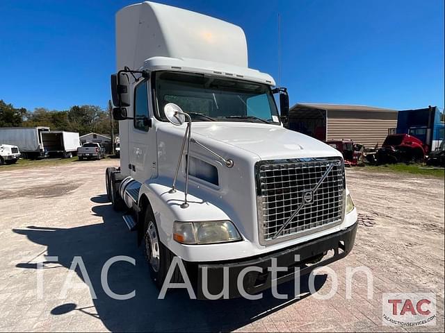 Image of Volvo VNM64T200 equipment image 3