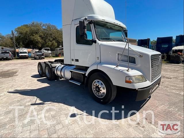 Image of Volvo VNM64T200 equipment image 4