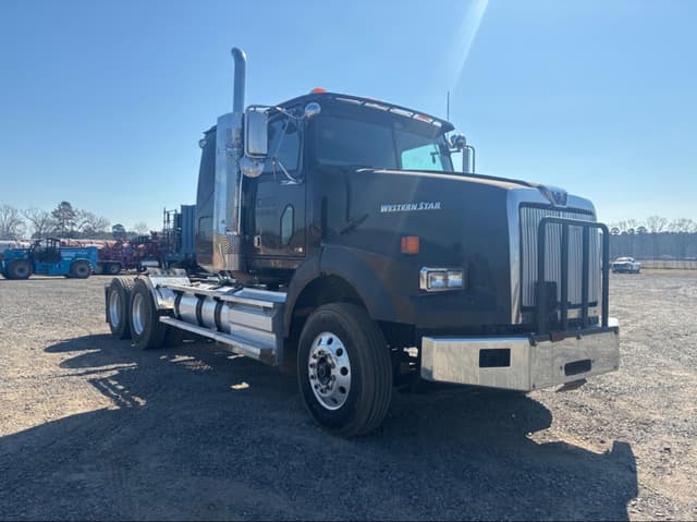Image of Western Star 4900 equipment image 3