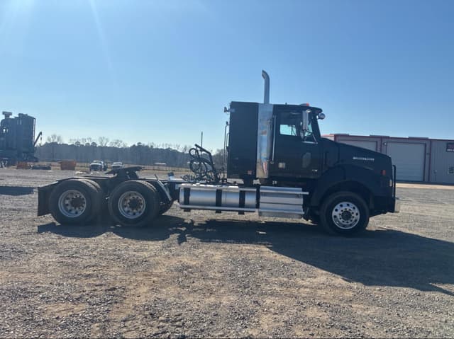 Image of Western Star 4900 equipment image 1