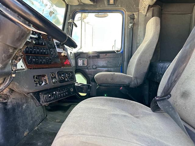 Image of Western Star 4900 equipment image 1