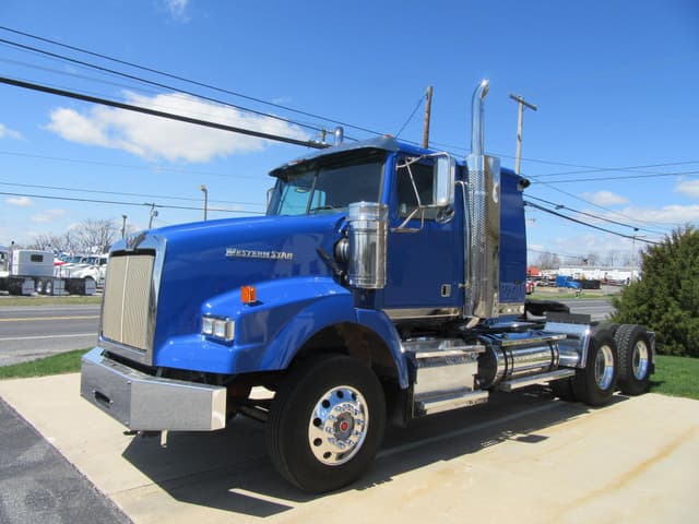 Image of Western Star 4900 equipment image 1