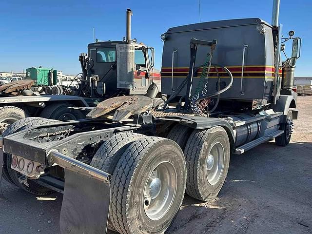 Image of Western Star 4900 equipment image 2