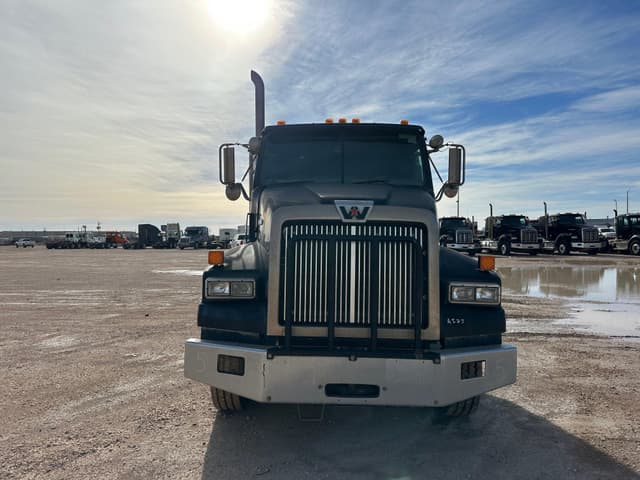 Image of Western Star 4900 equipment image 1