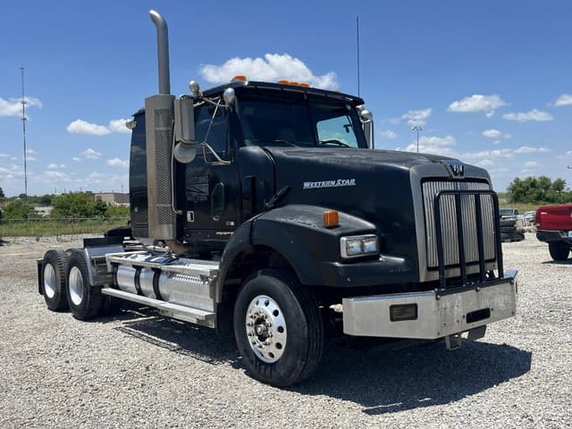 Image of Western Star 4900 equipment image 2
