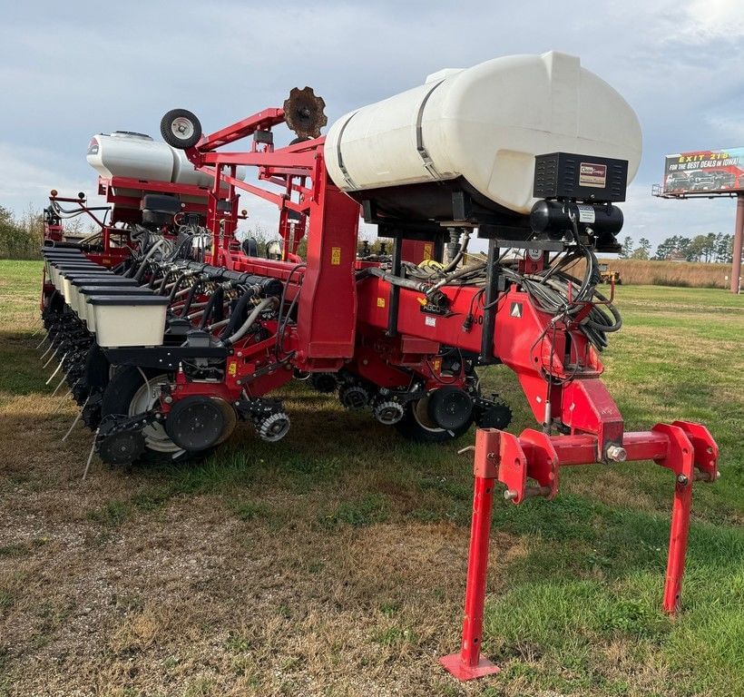 2012 White 8824 Equipment Image0