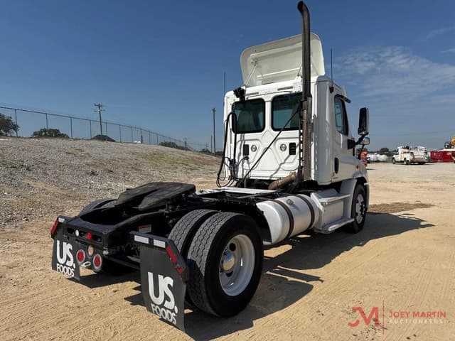 Image of Freightliner Cascadia equipment image 1