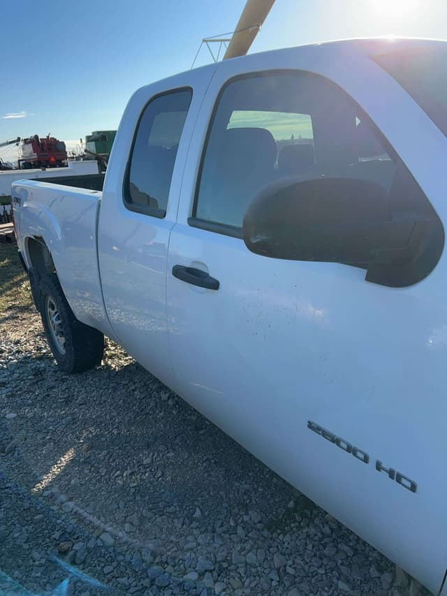 Image of GMC 2500HD equipment image 3