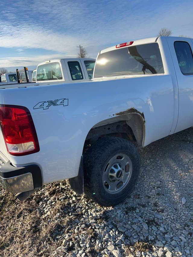 Image of GMC 2500HD equipment image 4