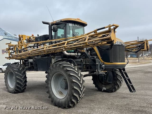 Image of RoGator RG900 equipment image 2