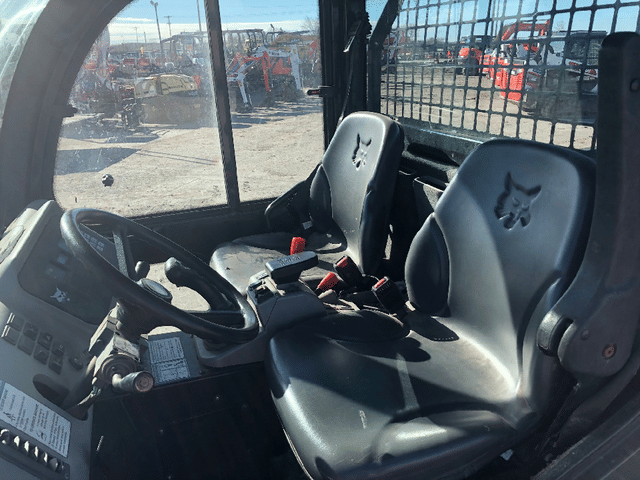 Image of Bobcat Toolcat 5600 equipment image 3