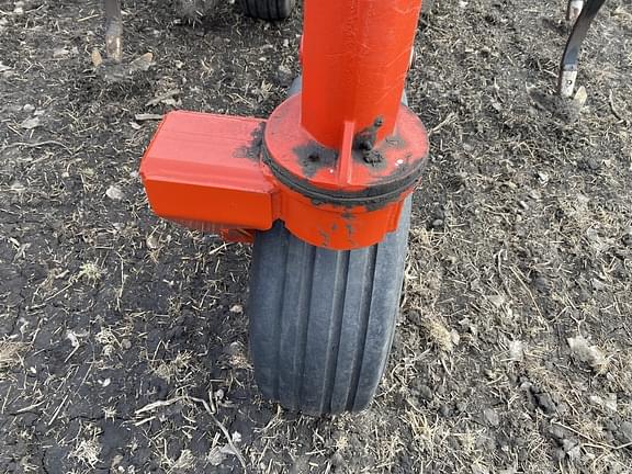 Image of Bourgault 8910 equipment image 4