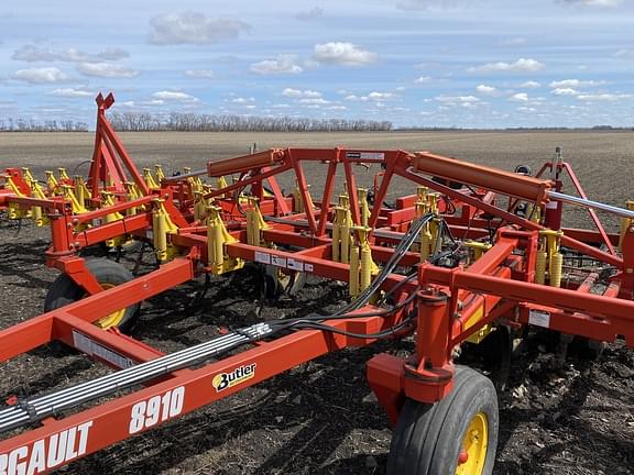 Image of Bourgault 8910 equipment image 3