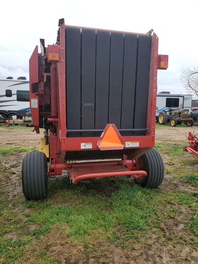 Image of New Holland BR7060 equipment image 2