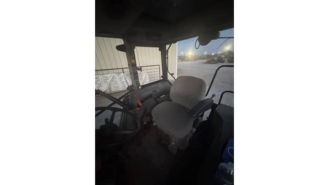 Image of Case IH Farmall 105U equipment image 4