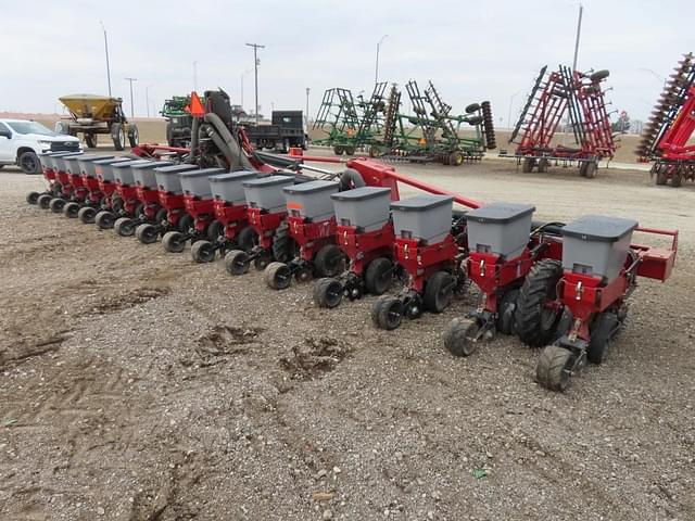 Image of Case IH 1235 equipment image 4