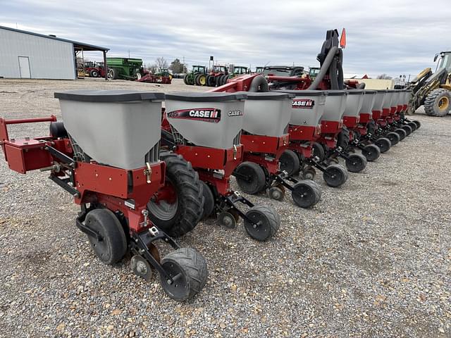 Image of Case IH 1235 equipment image 1