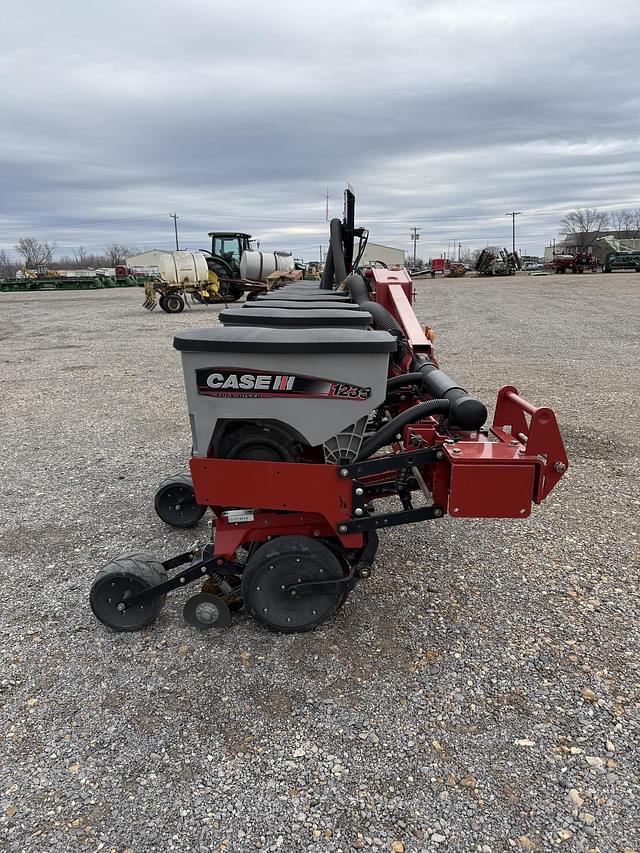 Image of Case IH 1235 equipment image 2