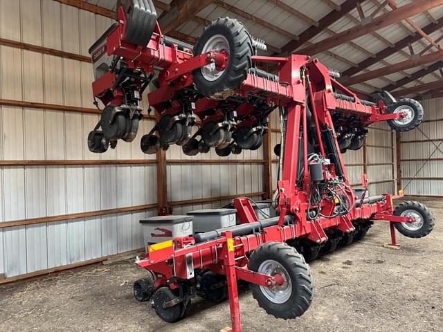 Image of Case IH 1235 equipment image 2