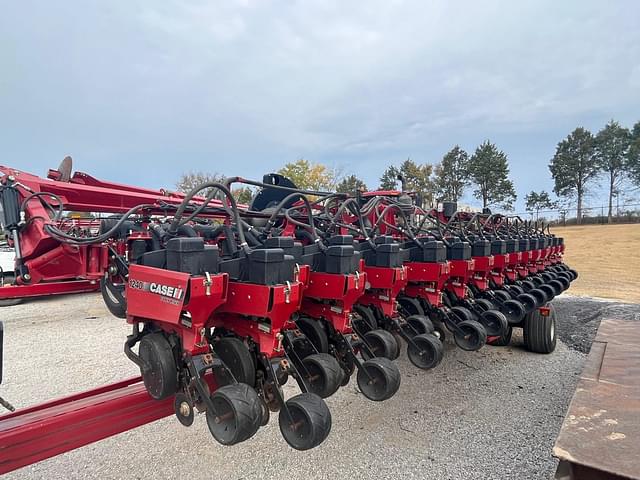 Image of Case IH 1240 equipment image 1