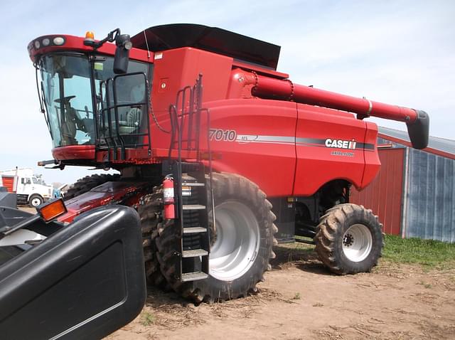 Image of Case IH 7010 equipment image 4