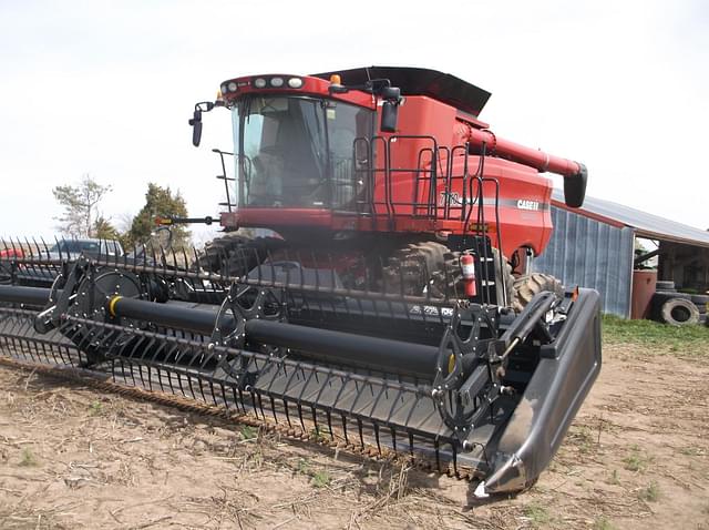 Image of Case IH 7010 equipment image 3