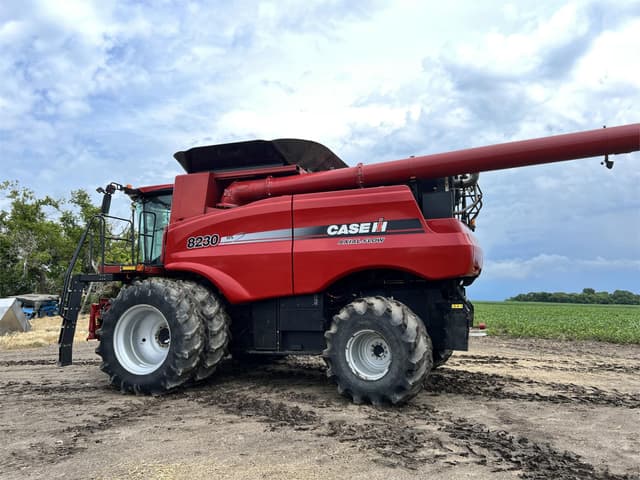 Image of Case IH 8230 equipment image 3