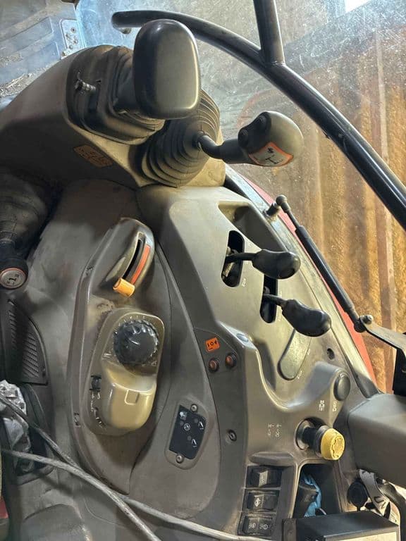 Image of Case IH Farmall 115U equipment image 2