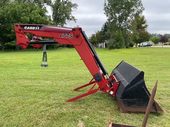 Image of Case IH L775 equipment image 3