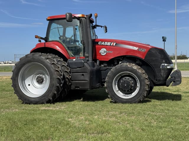 Image of Case IH Magnum 235 equipment image 4
