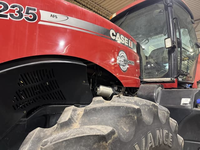 Image of Case IH Magnum 235 equipment image 2