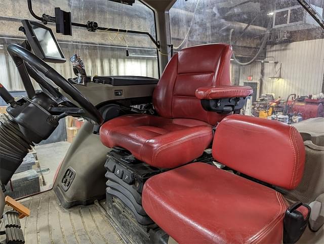 Image of Case IH Magnum 260 equipment image 4